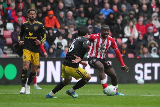 Sunderland v Manchester United, ManU Premier League Noah Sadiki of Sunderland and Lisandro Martinez of Manchester United during the Premier League match between Sunderland and Manchester United at the Stadium Of Light, Sunderland, UK on 9 May 2026. Sunderland Stadium Of Light Tyne and Wear UK Editorial use only DataCo restrictions apply See www.football-dataco.com , Copyright: xAlunxRobertsx PSI-24233-0154