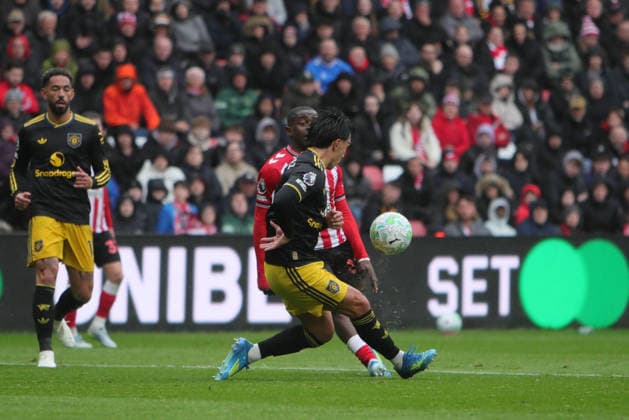 Sunderland v Manchester United, ManU Premier League Noah Sadiki of Sunderland and Lisandro Martinez of Manchester United during the Premier League match between Sunderland and Manchester United at the Stadium Of Light, Sunderland, UK on 9 May 2026. Sunderland Stadium Of Light Tyne and Wear UK Editorial use only DataCo restrictions apply See www.football-dataco.com , Copyright: xAlunxRobertsx PSI-24233-0155