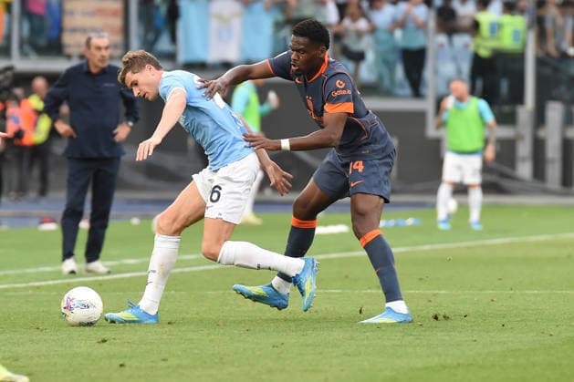 IPA84520902 - Ange-Yoan Bonny of FC Internazionale competes for the ball with Toma Basic of SS Lazio during the Serie A Enelive match between SS Lazio vs FC Internazionale at Olimpico Stadium  Copyright: xAgostinoxGemito IPAxSportx xx 84520902