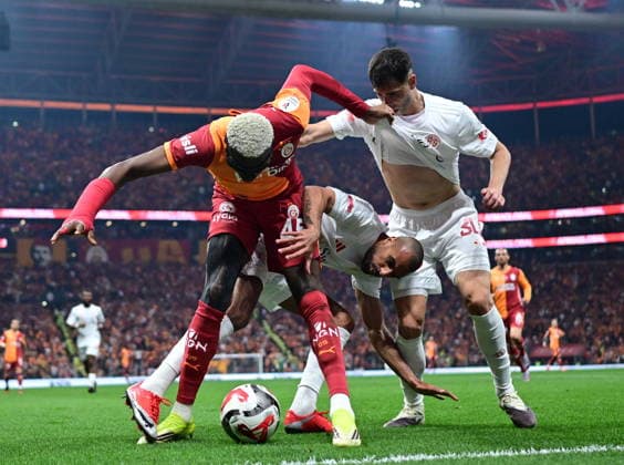 Galatasaray v Hesap.com Antalyaspor - Turkish Super Lig ISTANBUL, TURKIYE - MAY 09: Victor Osimhen (L) of Galatasaray in action against Lautaro Giannetti (R) of Hesap.com Antalyaspor during the Turkish Super Lig week 33 football match between Galatasaray and Hesap.com Antalyaspor at RAMS Park in Istanbul, Turkiye on May 09, 2026. Abdulhamid Hosbas Anadolu Istanbul Turkey. Editorial use only. Please get in touch for any other usage.  Copyright: x2026xAnadoluxAbdulhamidxHosbasx