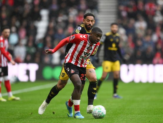 Noah Sadiki of Sunderland fends off Matheus Cunha of Manchester United, ManU during the Premier League 2025 26 League match between Sunderland and Manchester United at Stadium of Light on May 9th, 2026 in Sunderland, England. Copyright: xRichardxLee SportsxPressxPhotox Sportspressphoto_SPR143249