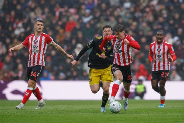 Sunderland v Manchester United, ManU Premier League Trai Hume of Sunderland closed down by Mason Mount of Manchester United during the Sunderland v Manchester United Premier League match at the Stadium of Light, Sunderland, England on 9 May 2026 Credit: Craig Cowan Every Second Media Editorial use only. All images are copyright Every Second Media Limited. No images may be reproduced without prior permission. All rights reserved. Premier League and Football League images are subject to licensing agreements with Football DataCo Limited. see https: www.football-dataco.com Copyright: xIMAGO EveryxSecondxMediax ESM-1983-0120 CraigxCowanx xEveryxSecondxMediax