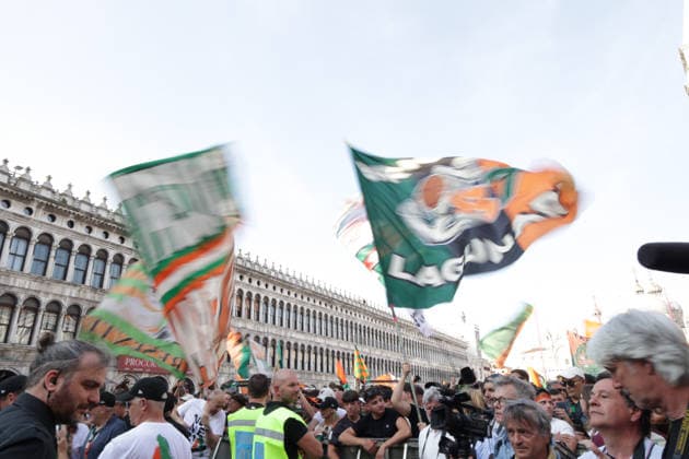 IPA84521290 - Celebrations by Venezia FC and its fans after winning the Serie BKT championship and securing promotion to Serie A on 9 May, 2026, Venezia, Italy  Copyright: xMattiaxRadoni IPAxSportx xx 84521290