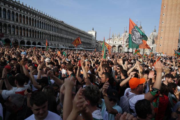 IPA84521278 - Celebrations by Venezia FC and its fans after winning the Serie BKT championship and securing promotion to Serie A on 9 May, 2026, Venezia, Italy  Copyright: xMattiaxRadoni IPAxSportx xx 84521278