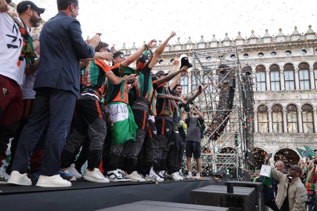 IPA84521297 - Celebrations by Venezia FC and its fans after winning the Serie BKT championship and securing promotion to Serie A on 9 May, 2026, Venezia, Italy  Copyright: xMattiaxRadoni IPAxSportx xx 84521297