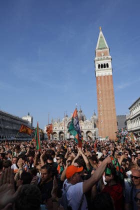 IPA84521298 - Celebrations by Venezia FC and its fans after winning the Serie BKT championship and securing promotion to Serie A on 9 May, 2026, Venezia, Italy  Copyright: xMattiaxRadoni IPAxSportx xx 84521298