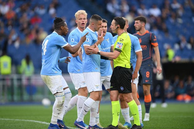 SS Lazio v Inter Milan - Serie A ROME, ITALY - MAY 9: Players of SS Lazio object to the referee Rosario Abisso during the Italian Serie A football match between SS Lazio and FC Inter Milan at Stadio Olimpico on May 9, 2026 in Rome, Italy. Claudio Pasquazi Anadolu Rome Italy. Editorial use only. Please get in touch for any other usage.  Copyright: x2026xAnadoluxClaudioxPasquazix