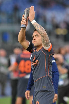 IPA84521310 - Lautaro Martinez of FC Inter applauds the travelling fans after the final whistle during the match of 38th day of the Serie A Championship between S.S. Lazio and F.C. Inter at the Olimpico Stadium on May 9, 2026 in Rome, Italy. during SS Lazio vs Inter - FC Internazionale, Italian soccer Serie A match in Rome, Italy, May 09 2026  Copyright: xRobertoxRamaccia IPAxSportx xx 84521310