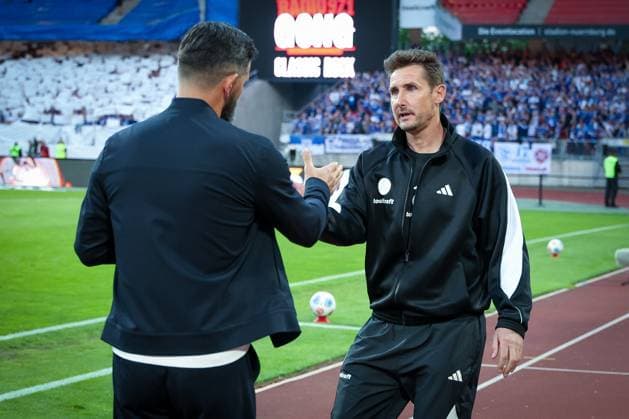 Head coach Miron Muslic FC Schalke 04 and head coach Miroslave Klose 1 FC Nuernberg greet each other, 1 FC Nuernberg vs FC Schalke 04, Football, Men, 2 Bundesliga, DFL, Season 2025 2026, 33 Matchday, Second round, 09 05 2026 DFB regulations prohibit any use of photographs as image sequences and or quasi video Nuernberg Bayern Germany Copyright: xkolbert-press MartinxAgüerax