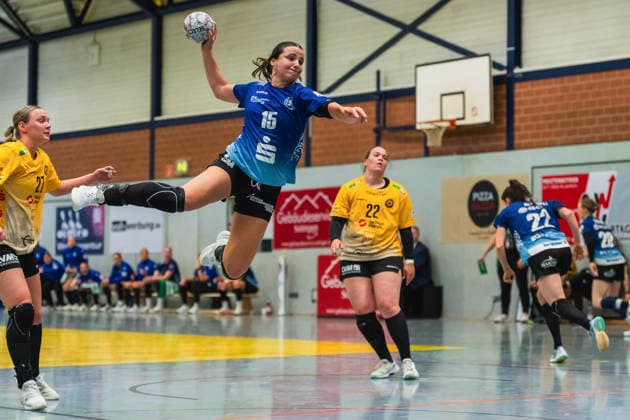 Lena Smolik HC Roedertal, 27 watches Norma Goldmann Bergischer HC, 15s jump shot, Bo Dekker HC Roedertal, 22 Bergischer HC vs HC Roedertal, Handball, 2 Handball Bundesliga, Matchday 27, Season 2025 26, 09 05 2026, Bergischer HC vs HC Roedertal, Handball, 2 HBL, Matchday 27, Season 2025 26, 09 05 2026 Solingen Copyright: xEibner-Pressefoto LukasxBaldygax EP_LBA