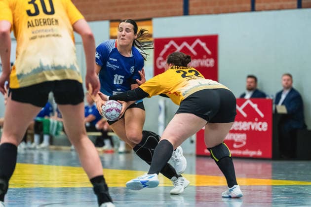 Rozemarijn Irma Genevieve Alderden HC Roedertal, 30 , Norma Goldmann Bergischer HC, 15 and Bo Dekker HC Roedertal, 22 fighting for the ball Bergischer HC vs HC Roedertal, Handball, 2 Handball Bundesliga, Matchday 27, Season 2025 26, 09 05 2026, Bergischer HC vs HC Roedertal, Handball, 2 HBL, Matchday 27, Season 2025 26, 09 05 2026 Solingen Copyright: xEibner-Pressefoto LukasxBaldygax EP_LBA