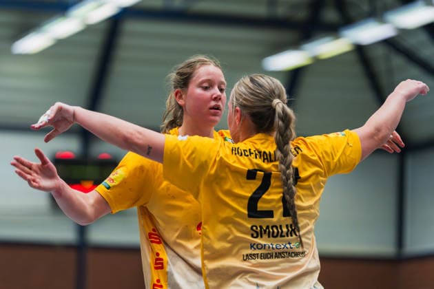 Rozemarijn Irma Genevieve Alderden HC Roedertal, 30 and Lena Smolik HC Roedertal, 27 clap after a goal Bergischer HC vs HC Roedertal, Handball, 2 Handball Bundesliga, Matchday 27, Season 2025 26, 09 05 2026, Bergischer HC vs HC Roedertal, Handball, 2 HBL, Matchday 27, Season 2025 26, 09 05 2026 Solingen Copyright: xEibner-Pressefoto LukasxBaldygax EP_LBA