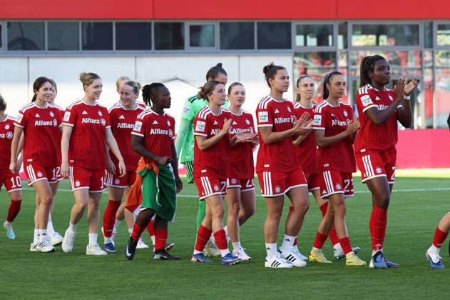 Football, Women, Google Pixel Womens Bundesliga, 25 Matchday, Season 2025 2026, FC Bayern Munich Eintracht Frankfurt, Campus The championship celebration after the match, here the FC Bayern Munich Womens team, on their way to the award ceremony