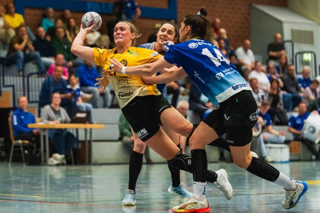 Lena Smolik HC Roedertal, 27 on jump shot held by Vesna Tolic Bergischer HC, 14 Bergischer HC vs HC Roedertal, Handball, 2 Handball Bundesliga, 27 Matchday, Season 2025 26, 09 05 2026, Bergischer HC vs HC Roedertal, Handball, 2 HBL, 27 Matchday, Season 2025 26, 09 05 2026 Solingen Copyright: xEibner-Pressefoto LukasxBaldygax EP_LBA