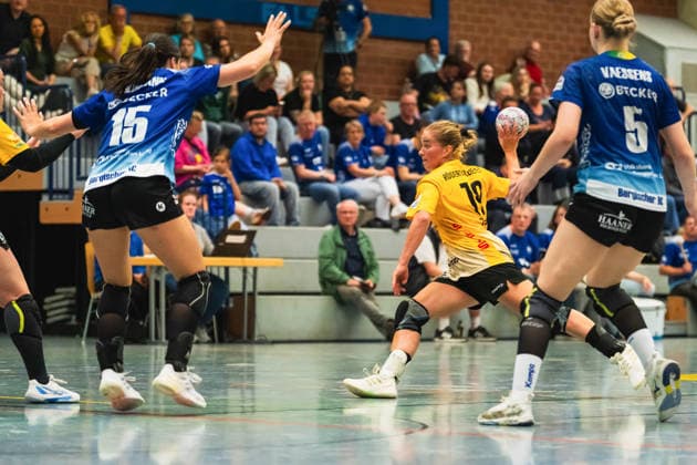 Norma Goldmann Bergischer HC, 15 , Natascha Foley HC Roedertal, 19 passes the ball, Ruby Vaessens Bergischer HC, 05 Bergischer HC vs HC Roedertal, Handball, 2 Handball Bundesliga, Matchday 27, Season 2025 26, 09 05 2026, Bergischer HC vs HC Roedertal, Handball, 2 HBL, Matchday 27, Season 2025 26, 09 05 2026 Solingen Copyright: xEibner-Pressefoto LukasxBaldygax EP_LBA