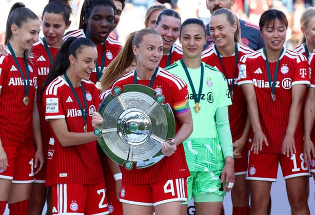 Football, Women, Google Pixel Womens Bundesliga, 25 Matchday, Season 2025 2026, FC Bayern Munich Eintracht Frankfurt, Campus The championship celebration after the match, here the FC Bayern Munich Womens team, here Glodis Perla Viggosdottir FC Bayern Munich cheering with the championship trophy