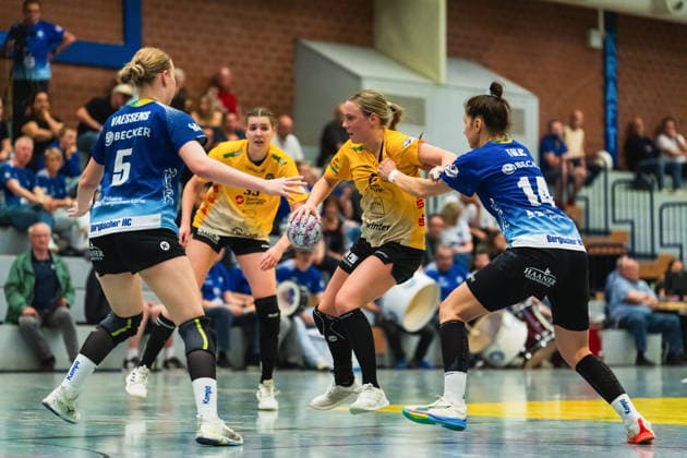 Ruby Vaessens Bergischer HC, 05 in defense, Lena Smolik HC Roedertal, 27 drives the ball and wants to pass held by Vesna Tolic Bergischer HC, 14 Bergischer HC vs HC Roedertal, Handball, 2 Handball Bundesliga, Matchday 27, Season 2025 26, 09 05 2026, Bergischer HC vs HC Roedertal, Handball, 2 HBL, Matchday 27, Season 2025 26, 09 05 2026 Solingen Copyright: xEibner-Pressefoto LukasxBaldygax EP_LBA