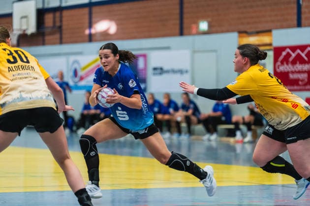 Norma Goldmann Bergischer HC, 15 with the ball on the run chased by Bo Dekker HC Roedertal, 22 Bergischer HC vs HC Roedertal, Handball, 2 Handball Bundesliga, Matchday 27, Season 2025 26, 09 05 2026, Bergischer HC vs HC Roedertal, Handball, 2 HBL, Matchday 27, Season 2025 26, 09 05 2026 Solingen Copyright: xEibner-Pressefoto LukasxBaldygax EP_LBA