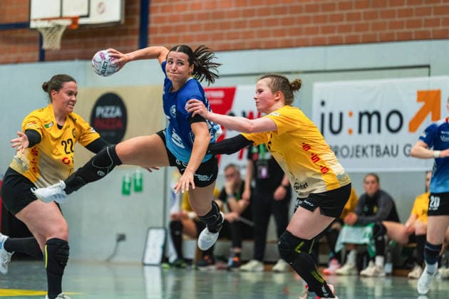 Bo Dekker HC Roedertal, 22 comes too late on Norma Goldmanns jump shot Bergischer HC, 15 , Vanessa Huth HC Roedertal, 11 Bergischer HC vs HC Roedertal, Handball, 2 Handball Bundesliga, Matchday 27, Season 2025 26, 09 05 2026, Bergischer HC vs HC Roedertal, Handball, 2 HBL, Matchday 27, Season 2025 26, 09 05 2026 Solingen Copyright: xEibner-Pressefoto LukasxBaldygax EP_LBA
