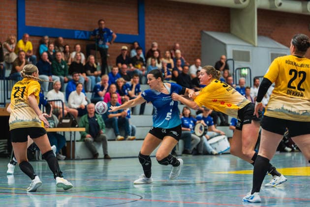 Ann Rammer HC Roedertal, 21 , Lea Friderike Albers Bergischer HC, 22 plays a pass and is held by Rozemarijn Irma Genevieve Alderden HC Roedertal, 30 in a duel Bergischer HC vs HC Roedertal, Handball, 2 Handball Bundesliga, Matchday 27, Season 2025 26, 09 05 2026, Bergischer HC vs HC Roedertal, Handball, 2 HBL, Matchday 27, Season 2025 26, 09 05 2026 Solingen Copyright: xEibner-Pressefoto LukasxBaldygax EP_LBA
