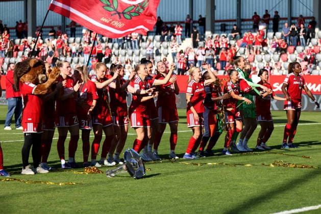 Football, Women, Google Pixel Womens Bundesliga, Matchday 25, Season 2025 2026, FC Bayern Munich Eintracht Frankfurt, Campus The championship celebration after the game, here the FC Bayern Munich Womens team, cheering in front of the fan curve