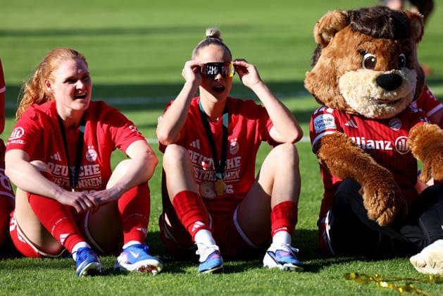 Soccer, Women, Google Pixel Women Bundesliga, 25 Matchday, Season 2025 2026, FC Bayern Munich Eintracht Frankfurt, Campus The championship celebration after the match, here the FC Bayern Munich Womens team, sitting here Stine Ballisager FC Bayern Munich Jovana Damnjanovic FC Bayern Munich with Champions glasses and the mascot f l n r