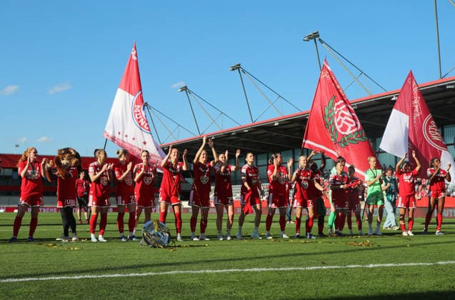 Football, Women, Google Pixel Womens Bundesliga, Matchday 25, Season 2025 2026, FC Bayern Munich Eintracht Frankfurt, Campus The championship celebration after the game, here the FC Bayern Munich Womens team, cheering in front of the fan curve