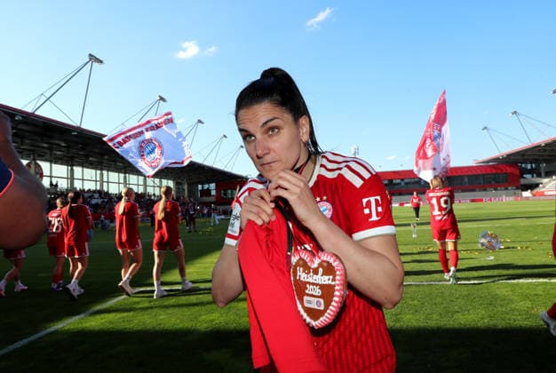 Football, Women, Google Pixel Womens Bundesliga, 25 Matchday, Season 2025 2026, FC Bayern Munich Eintracht Frankfurt, Campus The championship celebration after the game, here the FC Bayern Munich Womens team, here Jovana Damnjanovic FC Bayern Munich with gingerbread heart, Meisterherz 2026