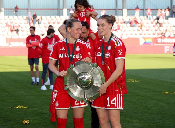 Football, Women, Google Pixel Womens Bundesliga, 25 Matchday, Season 2025 2026, FC Bayern Munich Eintracht Frankfurt, Campus The championship celebration after the match, here the FC Bayern Munich Womens team, here Franziska Kett FC Bayern Munich left with Alara Sehitler FC Bayern Munich right with the championship trophy