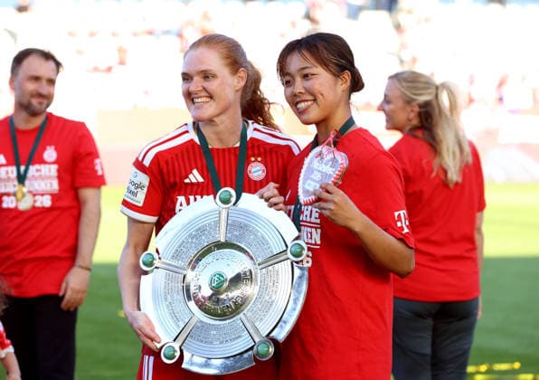 Soccer, Women, Google Pixel Women Bundesliga, 25 Matchday, Season 2025 2026, FC Bayern Munich Eintracht Frankfurt, Campus The championship celebration after the match, here the FC Bayern Munich Women team, here Stine Ballisager FC Bayern Munich left with Momoko Tanikawa FC Bayern Munich right with the championship trophy