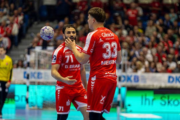 DAIKIN Handball Bundesliga, Kassel, MT Melsungen vs ThSV Eisenach, Rothenbach Halle Kassel 09 05 2026 DAIKIN Handball Bundesliga, Kassel, Germany 09 05 2026 Hans Aaron Mensing MT Melsungen, 33 and Mohamed Amine Darmoul MT Melsungen, 71 at the ball handover, Handball BundesligaL, Match of MT Melsungen vs ThSV Eisenach, Rothenbach Halle Kassel Copyright: xBEAUTIFULxSPORTS Freudensteinx