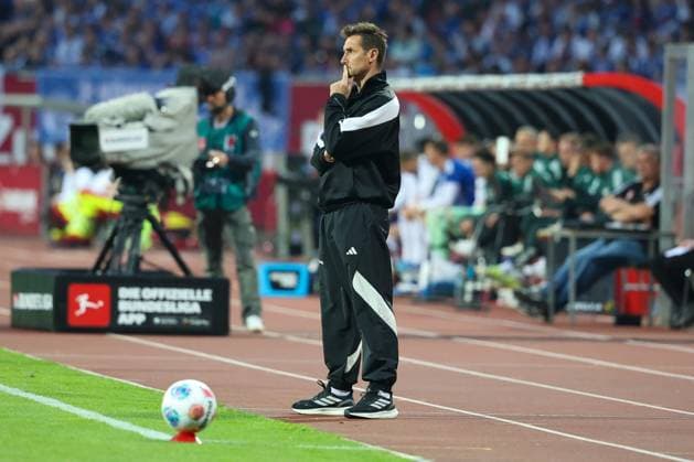 Head coach Miroslave Klose 1 FC Nuernberg looks thoughtful, 1 FC Nuernberg vs FC Schalke 04, Football, Men, 2 Bundesliga, DFL, Season 2025 2026, 33 Matchday, Second round, 09 05 2026 DFB regulations prohibit any use of photographs as image sequences and or quasi video Nuernberg Bayern Germany Copyright: xkolbert-press MartinxAgüerax