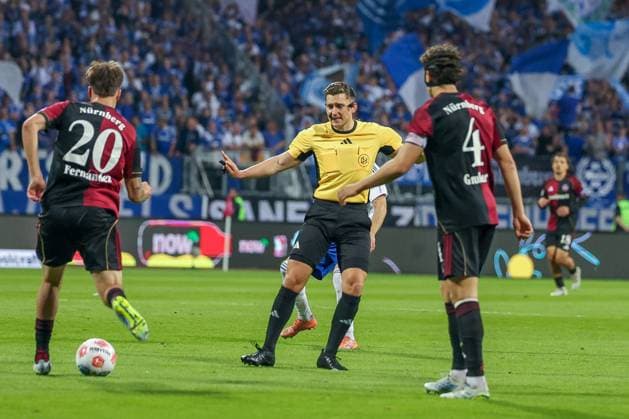 Referee Referee Felix Prigan gesticulates, with Javier Fernandez 20 1FC Nuernberg and Fabio Gruber 4 1FC Nuernberg , 1 FC Nuernberg vs FC Schalke 04, Football, Men, 2 Bundesliga, DFL, Saison 2025 2026, 33 Spieltag, Rueckrunde, 09 05 2026 DFB regulations prohibit any use of photographs as image sequences and or quasi video Nuernberg Bayern Germany Copyright: xkolbert-press MartinxAgüerax