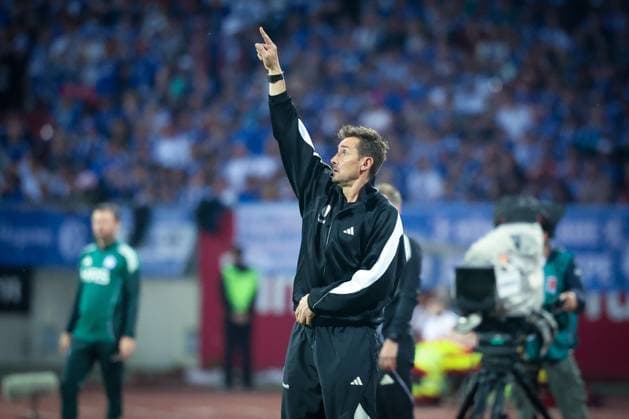 Head coach Miroslave Klose 1 FC Nuernberg gives instructions to the team, 1 FC Nuernberg vs FC Schalke 04, Football, Men, 2 Bundesliga, DFL, Season 2025 2026, 33 Matchday, Second round, 09 05 2026 DFB regulations prohibit any use of photographs as image sequences and or quasi video Nuernberg Bayern Germany Copyright: xkolbert-press MartinxAgüerax