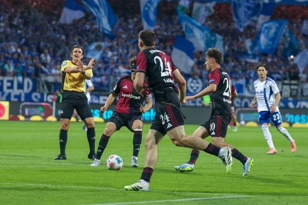 Referee referee Felix Prigan gesticulates, action of Nuremberg, 1 FC Nuremberg vs FC Schalke 04, football, men, 2 Bundesliga, DFL, season 2025 2026, 33 matchday, second round, 09 05 2026 DFB regulations prohibit any use of photographs as image sequences and or quasi video Nuremberg Bayern Germany Copyright: xkolbert-press MartinxAgüerax