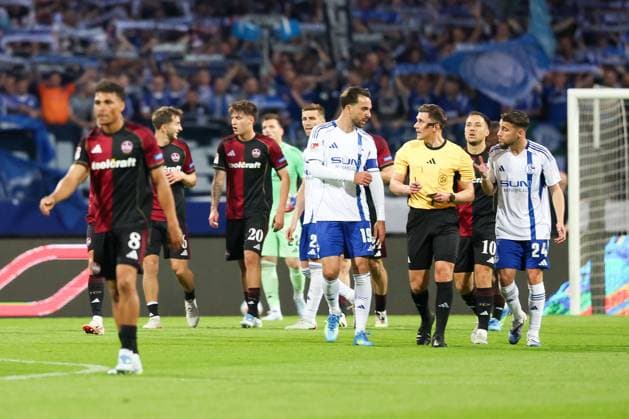 Kenan Karaman 19 FC Schalke 04 discusses with referee referee Felix Prigan, 1 FC Nuernberg vs FC Schalke 04, Football, Men, 2 Bundesliga, DFL, Season 2025 2026, 33 Matchday, Second round, 09 05 2026 DFB regulations prohibit any use of photographs as image sequences and or quasi video Nuernberg Bayern Germany Copyright: xkolbert-press MartinxAgüerax