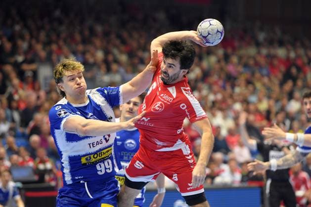 Erik Balenciaga MT Melsungen 6 on throw Tillman Leu ThSV Eisenach 99 L , GER, MT Melsungen ThSV Eisenach, Handball, 1 Bundesliga, 31 Matchday, Season 2025 2026, 09 05 2026, GER, MT Melsungen ThSV Eisenach, Handball, 1 Bundesliga, 31 Matchday, Season 2025 2026, 09 05 2026 Kassel Copyright: xEibner-Pressefotox xRolandxSippelx EP_RSL