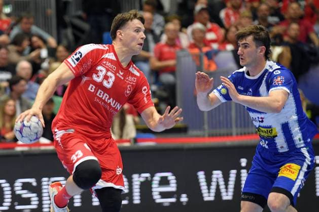 Aaron Mensing MT Melsungen 33 on the ball , Stephan Seitz ThSV Eisenach 44 R , GER, MT Melsungen ThSV Eisenach, Handball, 1 Bundesliga, 31 Matchday, Season 2025 2026, 09 05 2026, GER, MT Melsungen ThSV Eisenach, Handball, 1 Bundesliga, 31 Matchday, Season 2025 2026, 09 05 2026 Kassel Copyright: xEibner-Pressefotox xRolandxSippelx EP_RSL