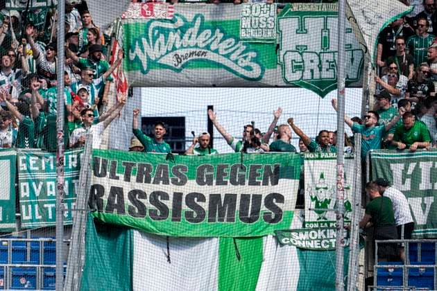 Die Fans vom SV Werder Bremen zeigen in der Fankurve ein Banner, Spruchband mit der Aufschrift: Ultras gegen Rassismus, Fans, Ultras Publikum, Zuschauer, Stimmung, Atmosphäre, Stadion, 09.05.2026, Sinsheim (Deutschland), Fussball, Bundesliga, TSG 1899 Hoffenheim - SV Werder Bremen, DFB DFL REGULATIONS PROHIBIT ANY USE OF PHOTOGRAPHS AS IMAGE SEQUENCES AND OR QUASI-VIDEO. *** The fans of SV Werder Bremen show a banner in the fan curve, banner with the inscription Ultras against racism, fans, Ultras audience, spectators, mood, atmosphere, stadium, 09 05 2026, Sinsheim Germany , football, Bundesliga, TSG 1899 Hoffenheim SV Werder Bremen, DFB DFL REGULATIONS PROHIBIT ANY USE OF PHOTOGRAPHS AS IMAGE SEQUENCES AND OR QUASI VIDEO xozx
