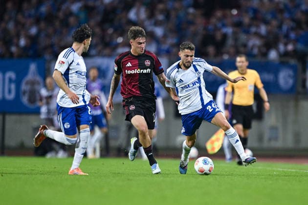 09 05 2026, Football, 2 Bundesliga, Season 2025 2026, Matchday 32, 1 FC Nürnberg FC Schalke 04, Soufiane El Faouzi FC Schalke 04 , Javier Fernandez 1 FC Nürnberg , Adil Aouchiche FC Schalke 04 xRHR PHOTO YYx Copyright: KROEGER RHR-FOTOx RHR-FOTO YY
