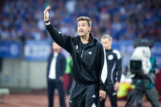 Head coach Miroslave Klose 1 FC Nuernberg gives instructions to the team, 1 FC Nuernberg vs FC Schalke 04, Football, Men, 2 Bundesliga, DFL, Season 2025 2026, 33 Matchday, Second round, 09 05 2026 DFB regulations prohibit any use of photographs as image sequences and or quasi video Nuernberg Bayern Germany Copyright: xkolbert-press MartinxAgüerax
