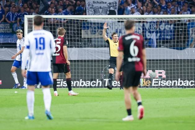 Referee Referee Felix Prigan recognizes the goal of Mohamed Ali Zoma 23 1FC Nuernberg, 1 FC Nuernberg vs FC Schalke 04, Football, Men, 2 Bundesliga, DFL, Season 2025 2026, 33 Matchday, Second round, 09 05 2026 DFB regulations prohibit any use of photographs as image sequences and or quasi video Nuernberg Bayern Germany Copyright: xkolbert-press MartinxAgüerax