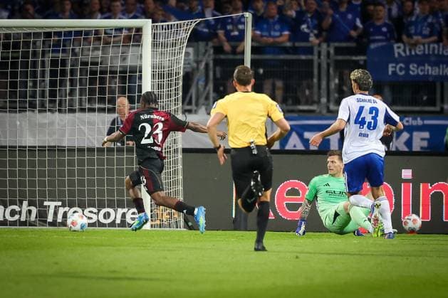 Mohamed Ali Zoma 23 1FC Nuernberg curves around Kevin Mueller 22 FC Schalke 04 , but the goal is disallowed for offside, 1 FC Nuernberg vs FC Schalke 04, Football, Men, 2 Bundesliga, DFL, Saison 2025 2026, 33 Spieltag, Rueckrunde, 09 05 2026 DFB regulations prohibit any use of photographs as image sequences and or quasi video Nuernberg Bayern Germany Copyright: xkolbert-press MartinxAgüerax