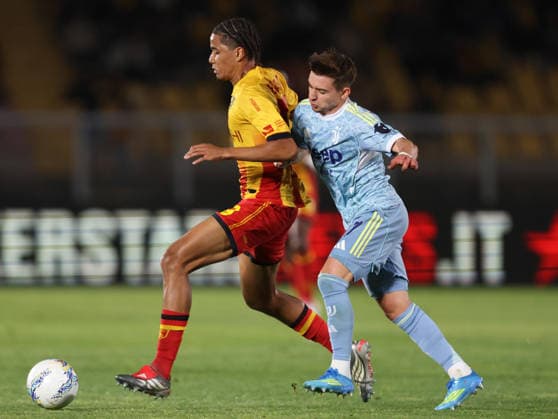 May 9, 2026, Lecce, Italia: US Lecce s Oumar Ngom (L) and FC Juventus Francisco Conceicao (R) in action during the Italian Serie A soccer match US Lecce - Juventus FC at the Via del Mare stadium in Lecce, Italy, 9 may 2026. ANSA ABBONDANZA SCURO LEZZI. Soccer: Serie A; Lecce- Juventus  - ZUMAa110 20260509_zaf_a110_060 Copyright: xAbbondanzaxScuroxLezzix