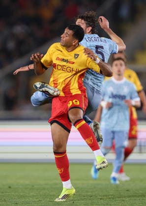 May 9, 2026, Lecce, Italia: US Lecce s Walid Cheddira (L) and FC Juventus Manuel Locatelli (R) in action during the Italian Serie A soccer match US Lecce - Juventus FC at the Via del Mare stadium in Lecce, Italy, 9 may 2026. ANSA ABBONDANZA SCURO LEZZI. Soccer: Serie A; Lecce- Juventus  - ZUMAa110 20260509_zaf_a110_061 Copyright: xAbbondanzaxScuroxLezzix