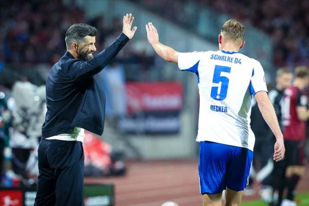 Head coach Miron Muslic FC Schalke 04 high-fives Timo Becker 5 FC Schalke 04, 1 FC Nuernberg vs FC Schalke 04, Football, Men, 2 Bundesliga, DFL, Season 2025 2026, 33 Matchday, Second round, 09 05 2026 DFB regulations prohibit any use of photographs as image sequences and or quasi video Nuernberg Bayern Germany Copyright: xkolbert-press MartinxAgüerax