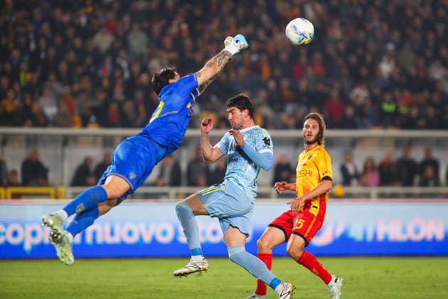 Wladimiro Falcone of US Lecce in action against Dusan Vlahovic of Juventus FC during the serie A match between US Lecce and Juventus FC at Ettore Giardiniero - Via del Mare stadium in Lecce (Italy), May 09, 2026. massimilianoxcarnabuci