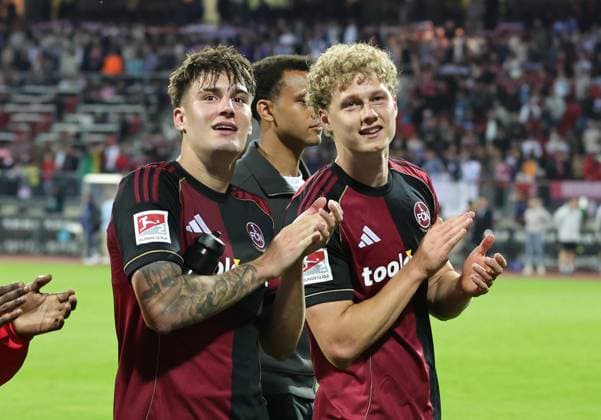 09 05 2026 Soccer Season 2025 2026 2 Soccer Bundesliga 33 Matchday 1 FC Nürnberg FCN Club FC Schalke 04 S04 Gelsenkirchen Sportfoto Zink DaMa xdaxmax DFL regulations prohibit any use of photographs as image sequences and or quasi video only for editorial use Freude Jubel nach Spielende Javier Fernandez 20, 1 FC Nürnberg FCN Piet Scobel 39, 1 FC Nürnberg FCN applauds clapping his hands