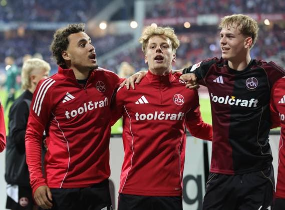 09 05 2026 Soccer Season 2025 2026 2 Soccer Bundesliga 33 Matchday 1 FC Nürnberg FCN Club FC Schalke 04 S04 Gelsenkirchen Sportfoto Zink DaMa xdaxmax DFL regulations prohibit any use of photographs as image sequences and or quasi video only for editorial use Freude Jubel nach Spielende Rafael Lubach 18, 1 FC Nürnberg FCN Tim Janisch 32, 1 FC Nürnberg FCN Eric Porstner 41, 1 FC Nürnberg FCN singen