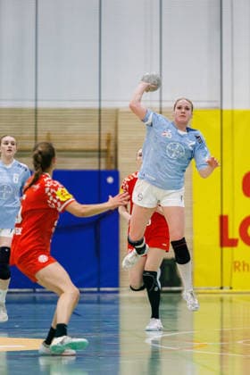 2 Handball Bundesliga Women 1 FSV Mainz 05 TSV Bayer 04 Leverkusen, Mainz, 09 05 2026 Annika Ingenpaß TSV Bayer 04 Leverkusen, 2 with a throw on the empty goal of the Mainz women from their own half Matchday 27 of the ALSCO Handball 2 Bundesliga Women between 1 FSV Mainz 05 and TSV Bayer 04 Leverkusen in Mainz on 15 11 2025 Copyright: xBEAUTIFULxSPORTS Hahnex
